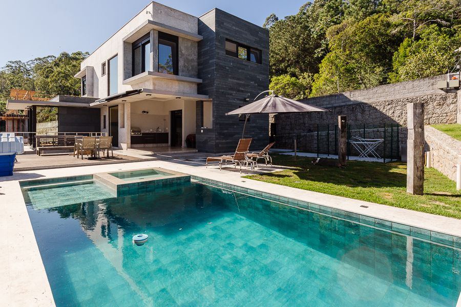 Casa de luxo, imóvel de alto padrão, com piscina, localizado em Cacupé, Florianópolis