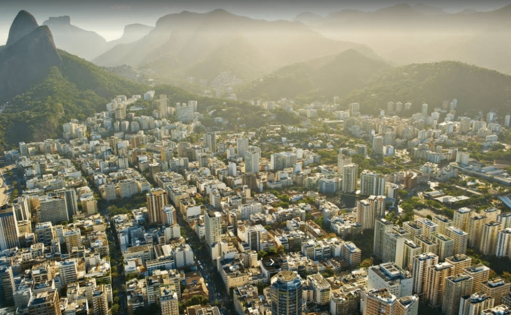 Barrio da Gávea, no Rio de Janeiro, visto de cima. Vários prédio e a Pedra da Gávea ao fundo