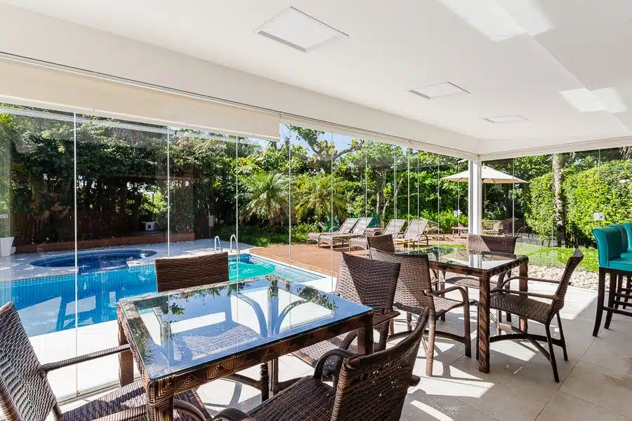 Interior de casa em Jurerê, em Florianópolis, com mesa e cadeiras