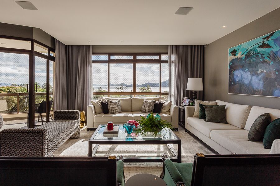 Metro quadrado Florianópolis, no bairro Agronômica. Apartamento com janela, cortinas, sofá e mesa